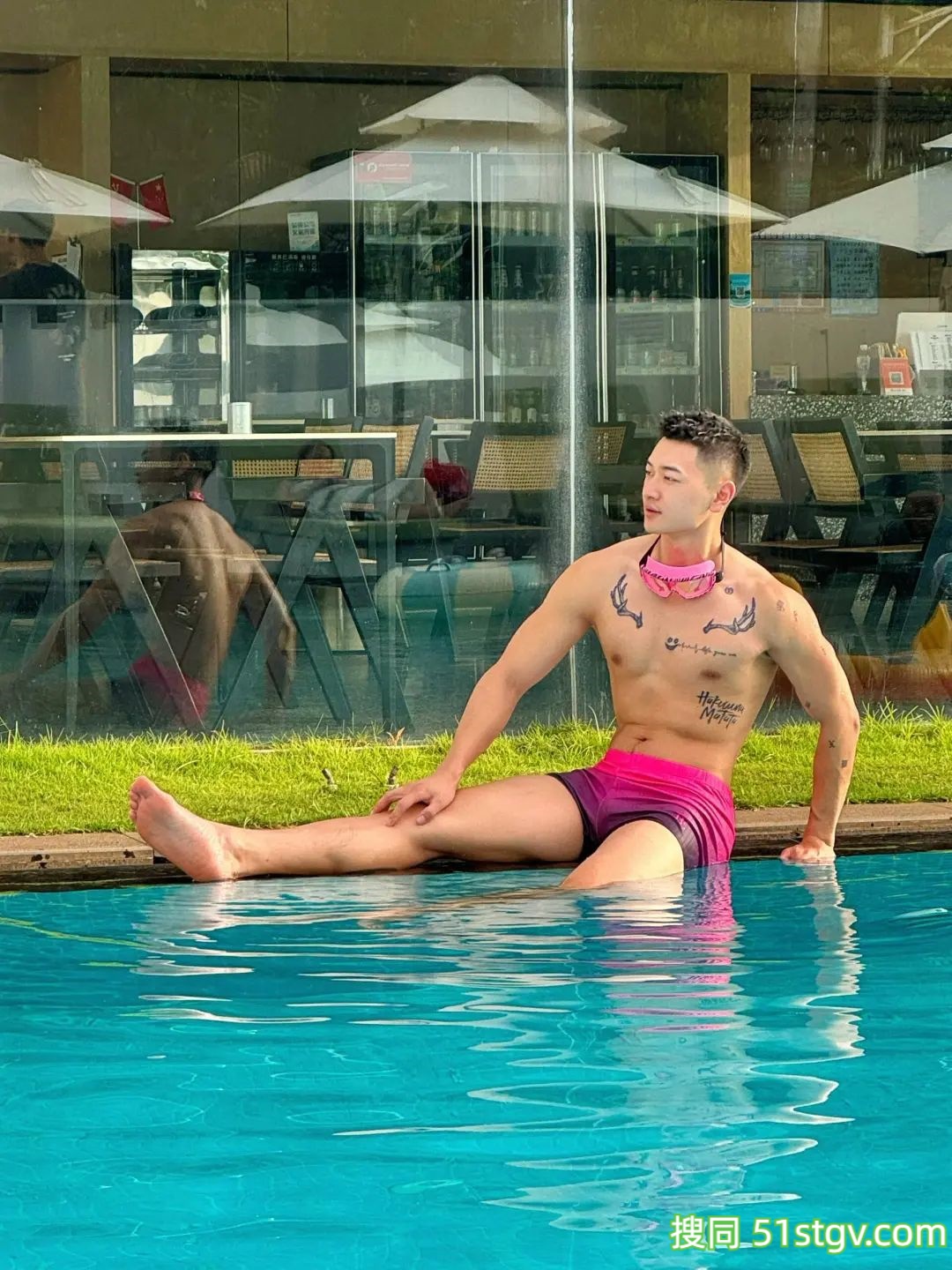 玩浆板的薄肌帅哥，看着就很香 - 51虹马