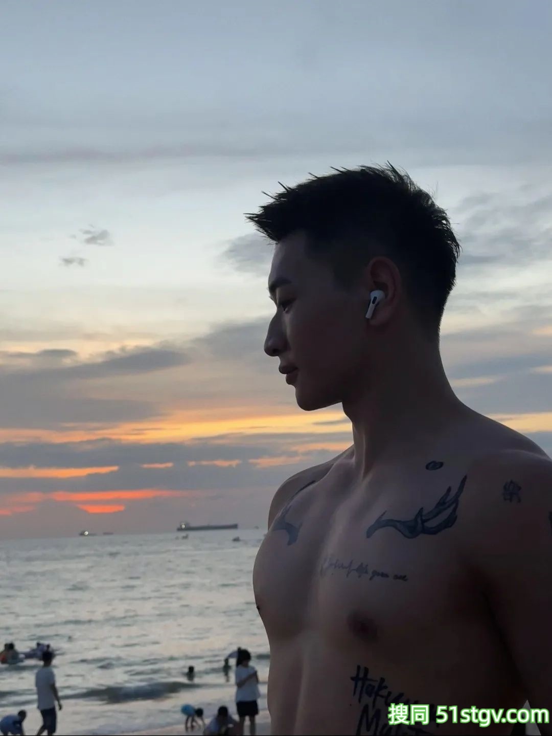 玩浆板的薄肌帅哥，看着就很香 - 51虹马