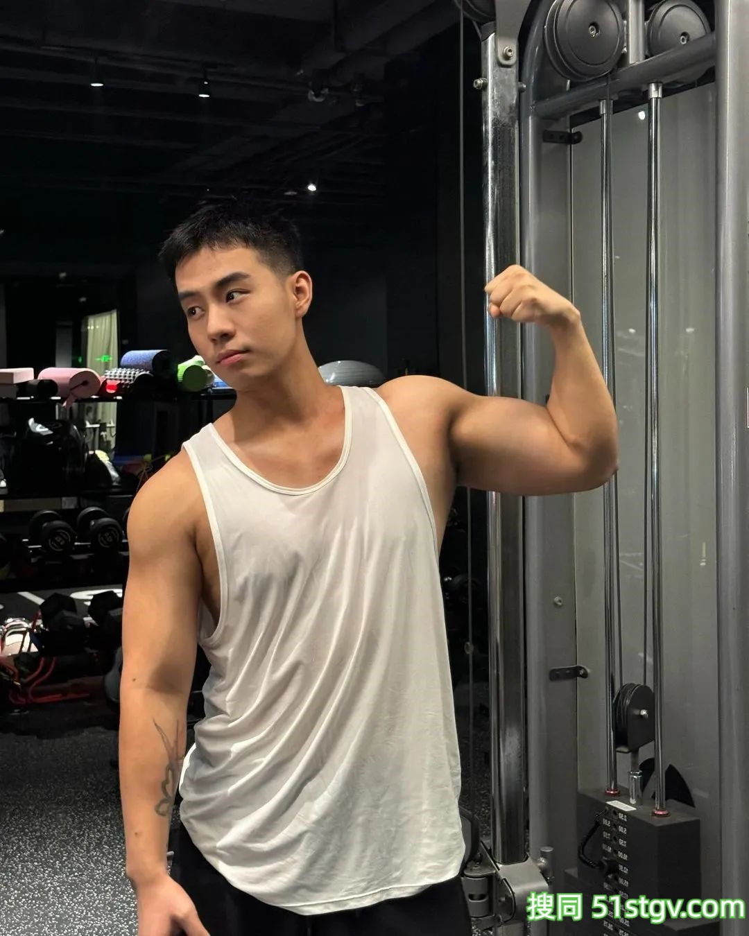 穿衣显瘦，脱衣有肉，这样的帅哥很抢手 - 51虹马