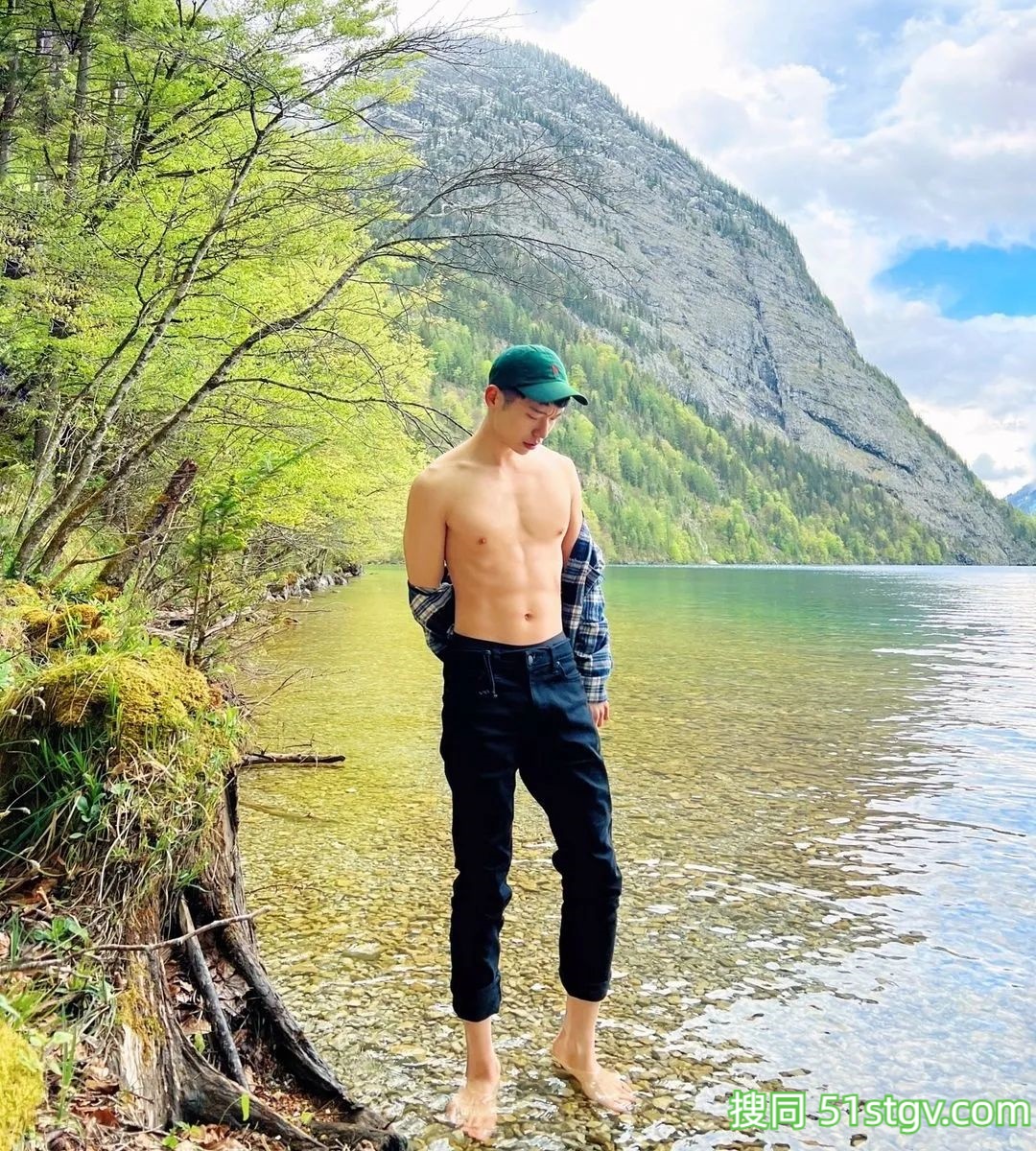 大D，大长腿腹肌帅哥，旅游酒店拍 - 51虹马