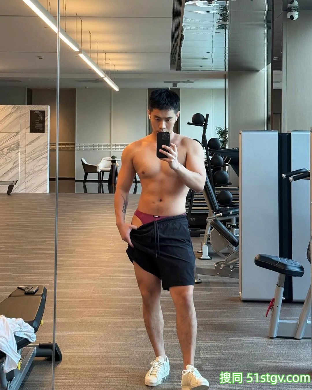 穿衣显瘦，脱衣有肉，这样的帅哥很抢手 - 51虹马