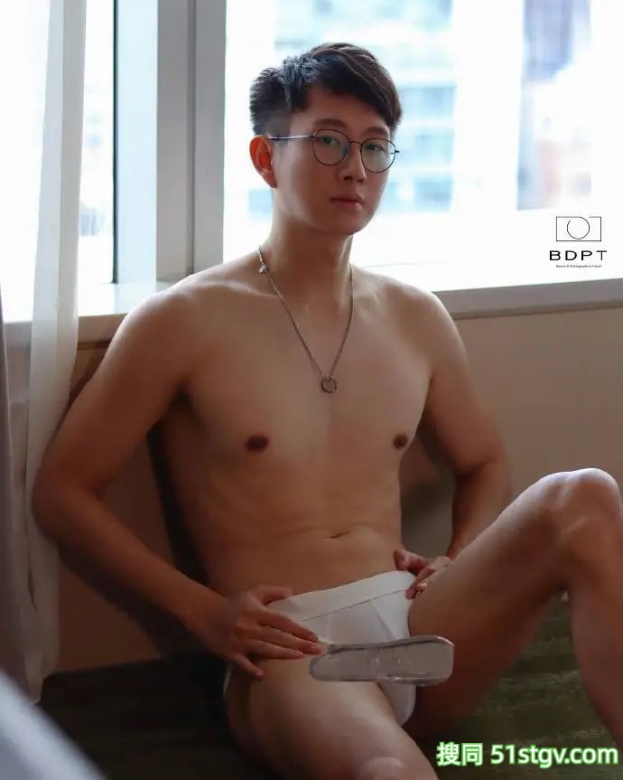 白白净净的，眼镜斯文男，薄肌 - 51虹马