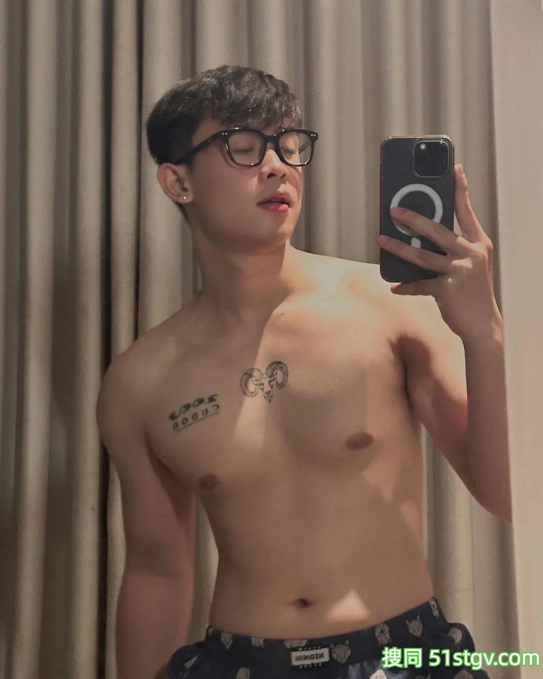 戴眼镜的斯文男友 - 51虹马