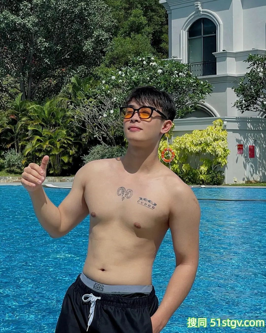 戴眼镜的斯文男友 - 51虹马