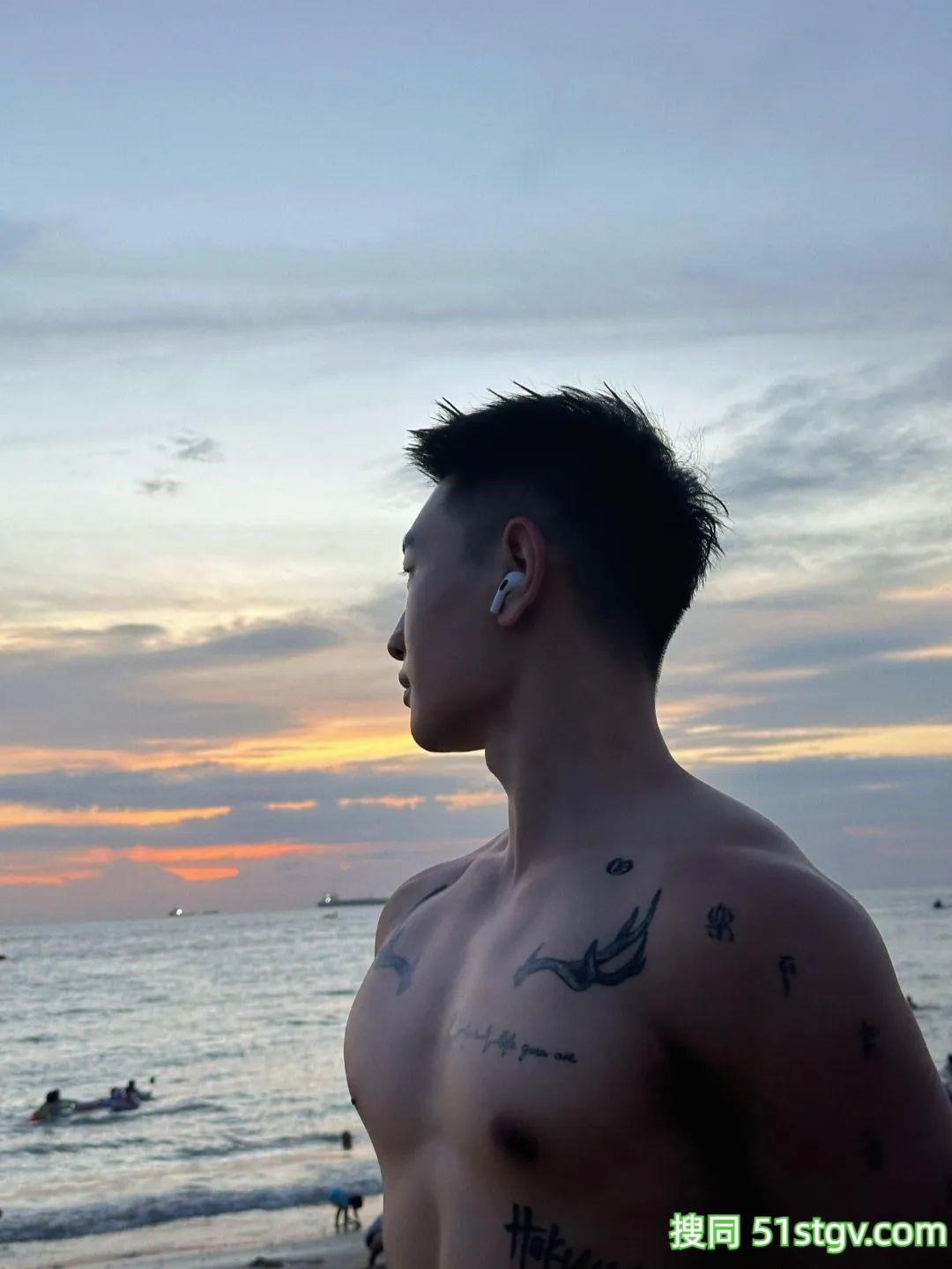 玩浆板的薄肌帅哥，看着就很香 - 51虹马