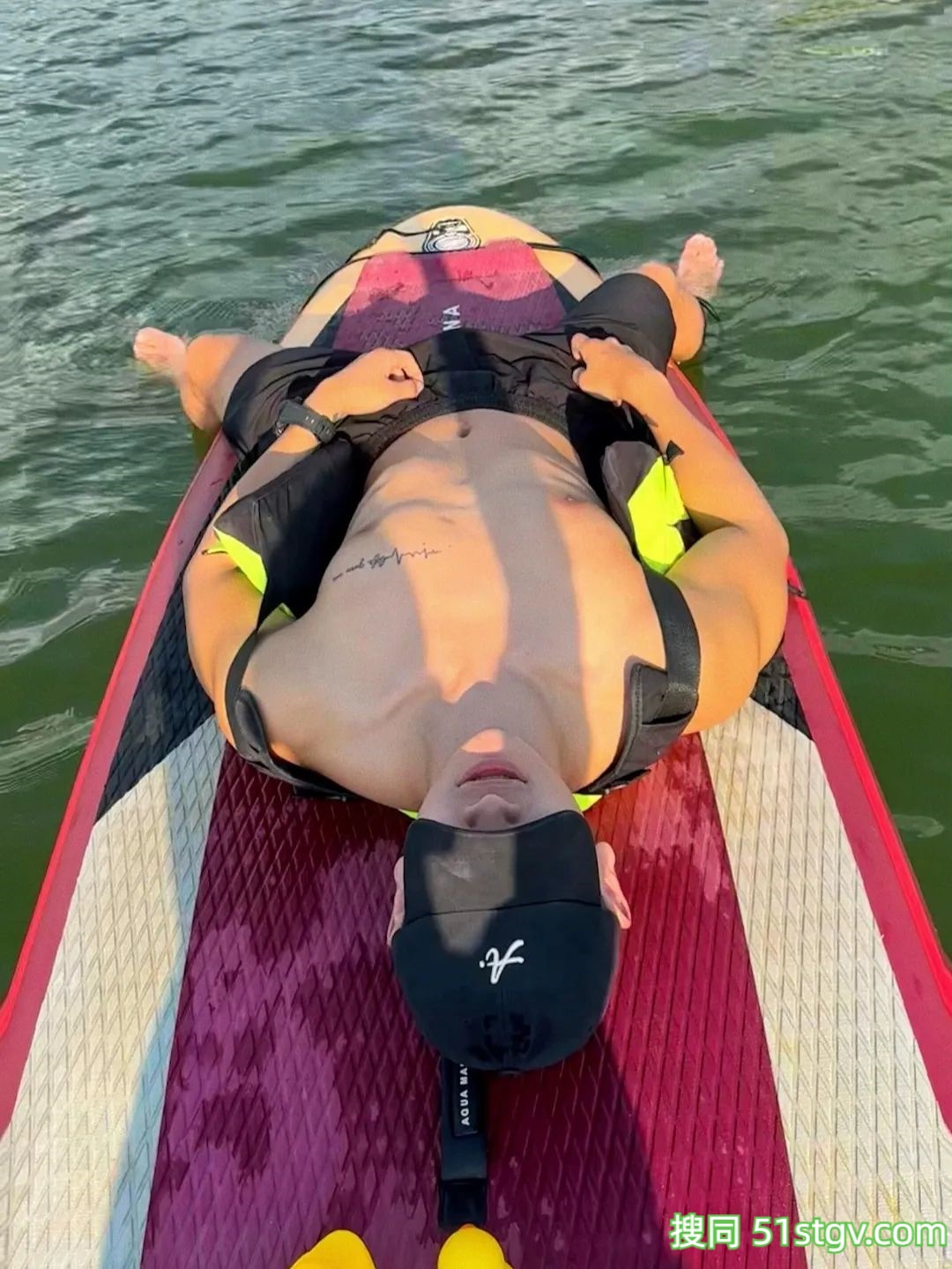 玩浆板的薄肌帅哥，看着就很香 - 51虹马