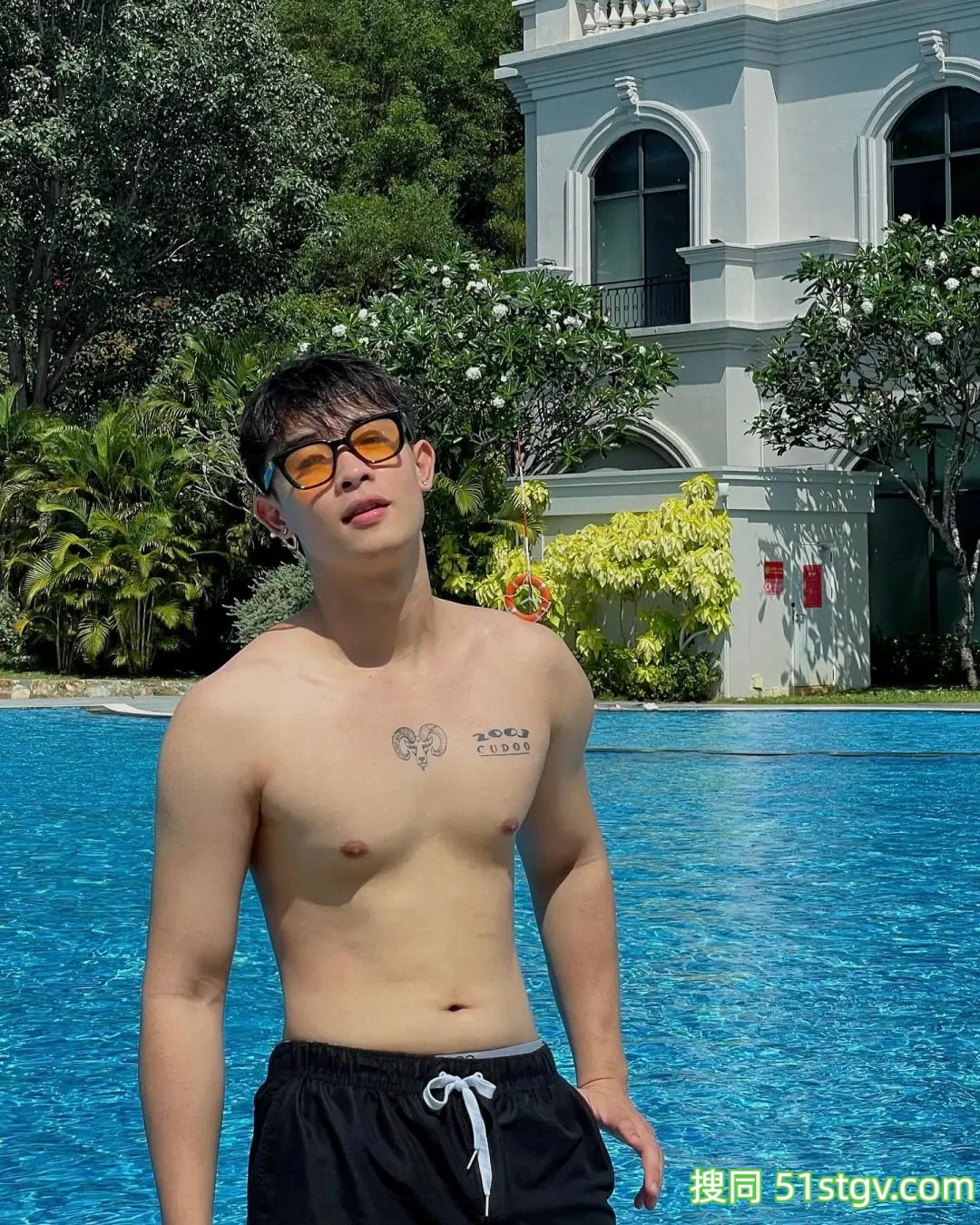 戴眼镜的斯文男友 - 51虹马