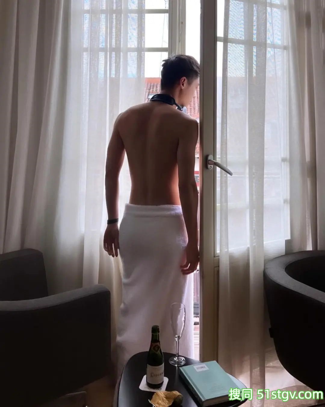 大D，大长腿腹肌帅哥，旅游酒店拍 - 51虹马