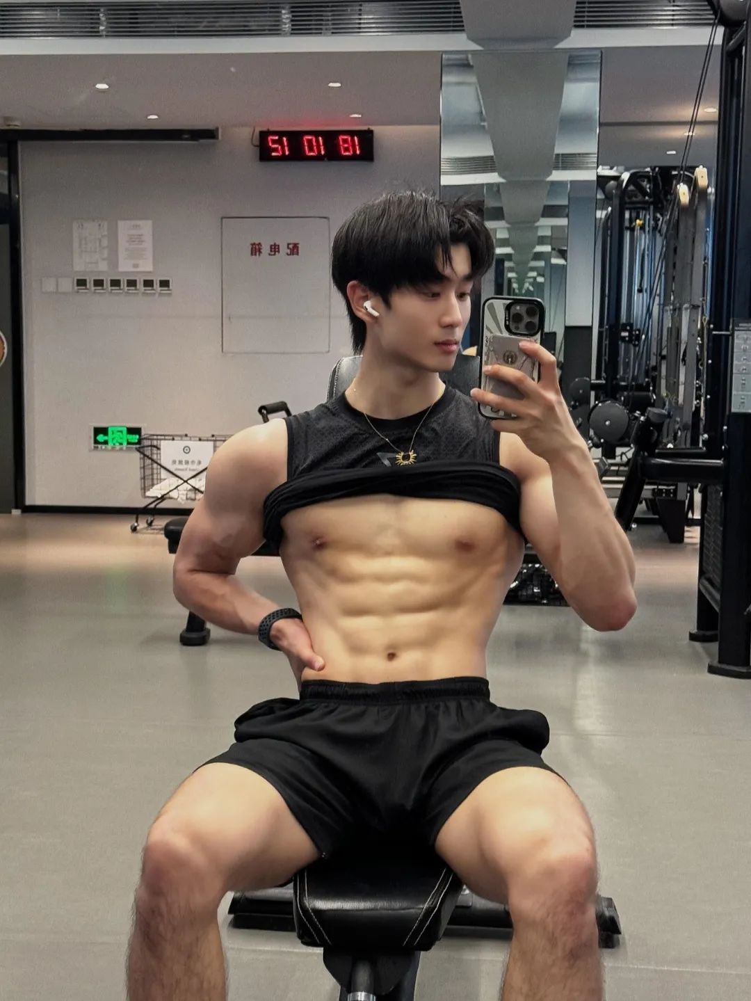 健身房充斥着，荷尔蒙的味道，鲜肉腹肌帅哥 - 51虹马