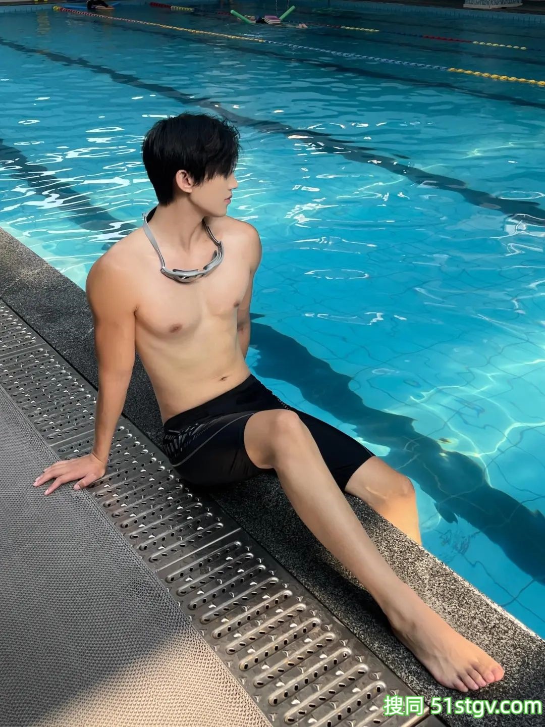 游泳池边，长腿小哥哥 - 51虹马