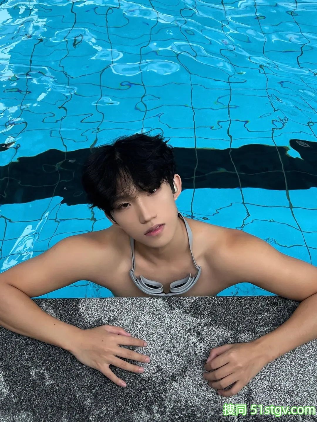 游泳池边，长腿小哥哥 - 51虹马