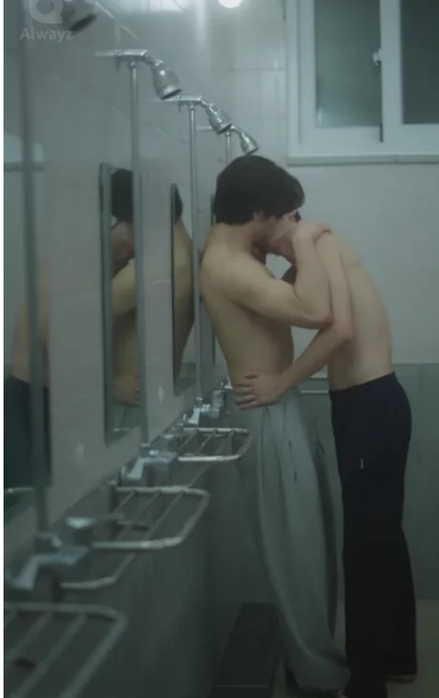 《蓝色情结》一个想定时自杀,一个突然不会游泳的游泳运动员,两个都有心理创伤的人互相治愈 - 51虹马 《蓝色情结》一个想定时自杀,一个突然不会游泳的游泳运动员,两个都有心理创伤的人互相治愈 - 51虹马