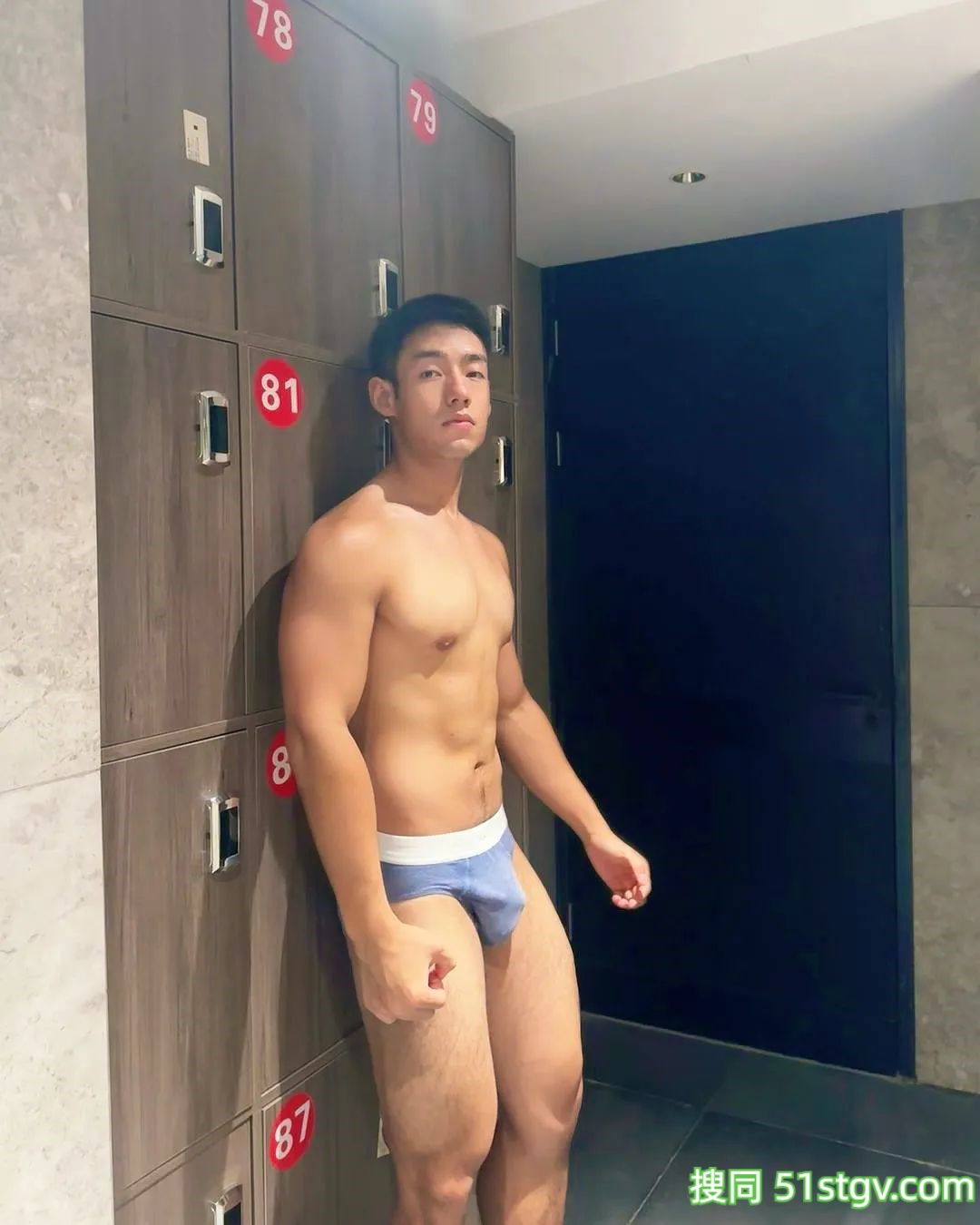 健身房更衣室里的帅哥 - 51虹马