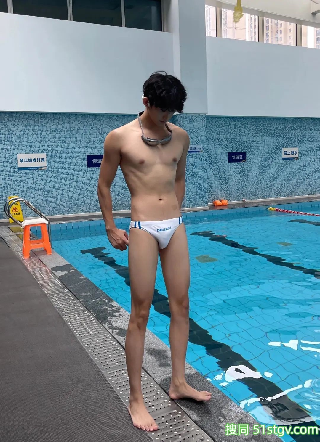 游泳池边，长腿小哥哥-51虹马