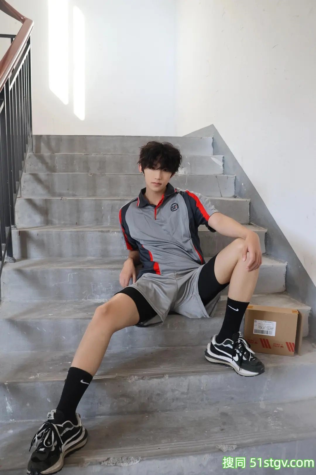 游泳池边，长腿小哥哥 - 51虹马