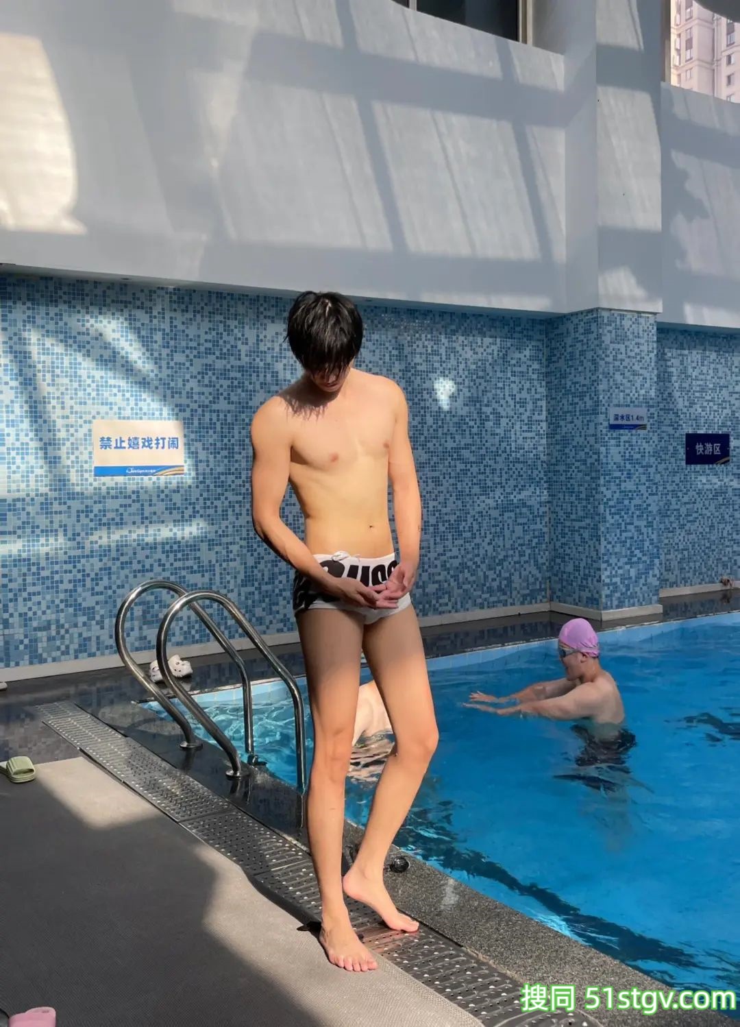 游泳池边，长腿小哥哥 - 51虹马