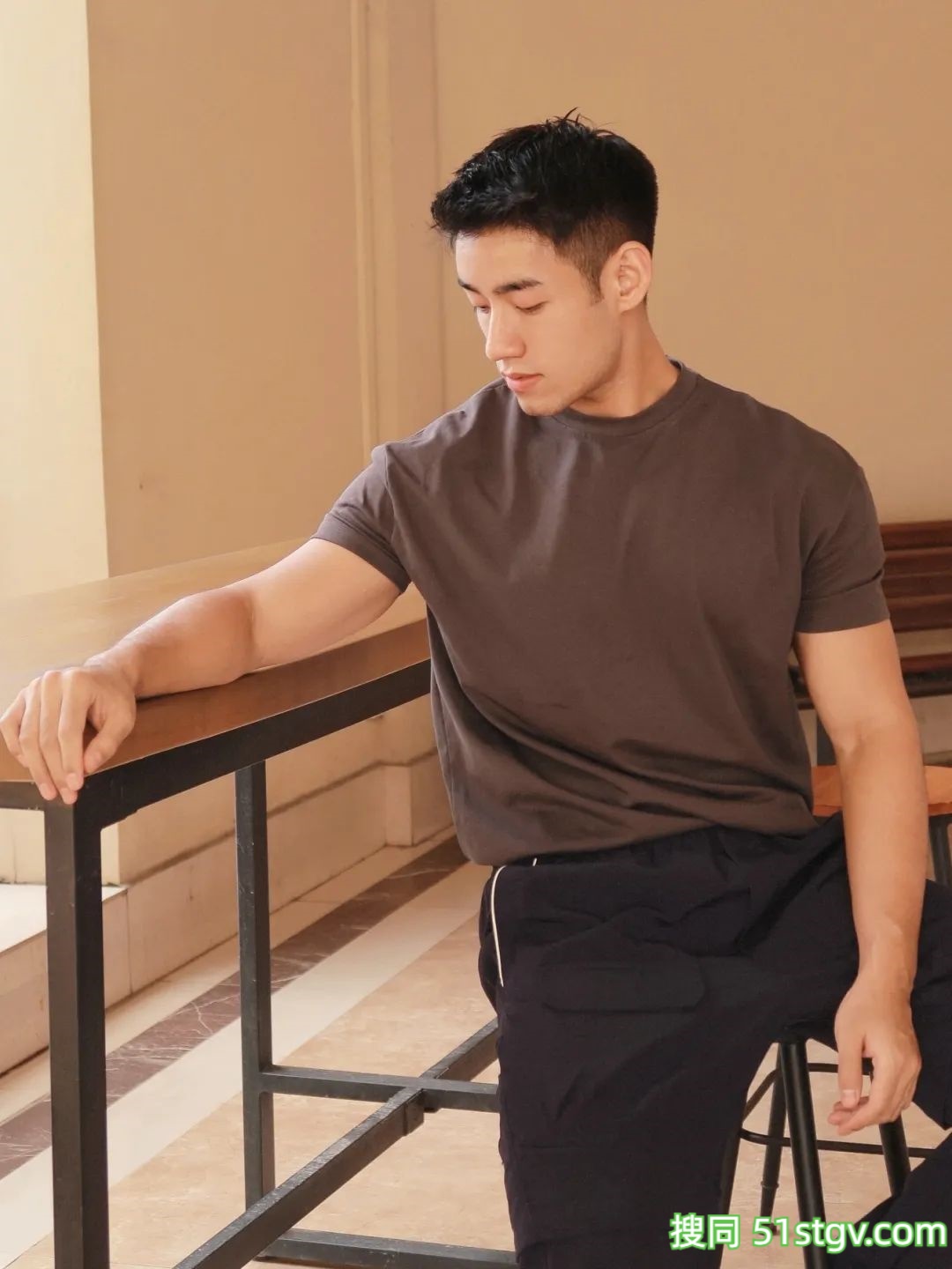 健身房更衣室里的帅哥 - 51虹马