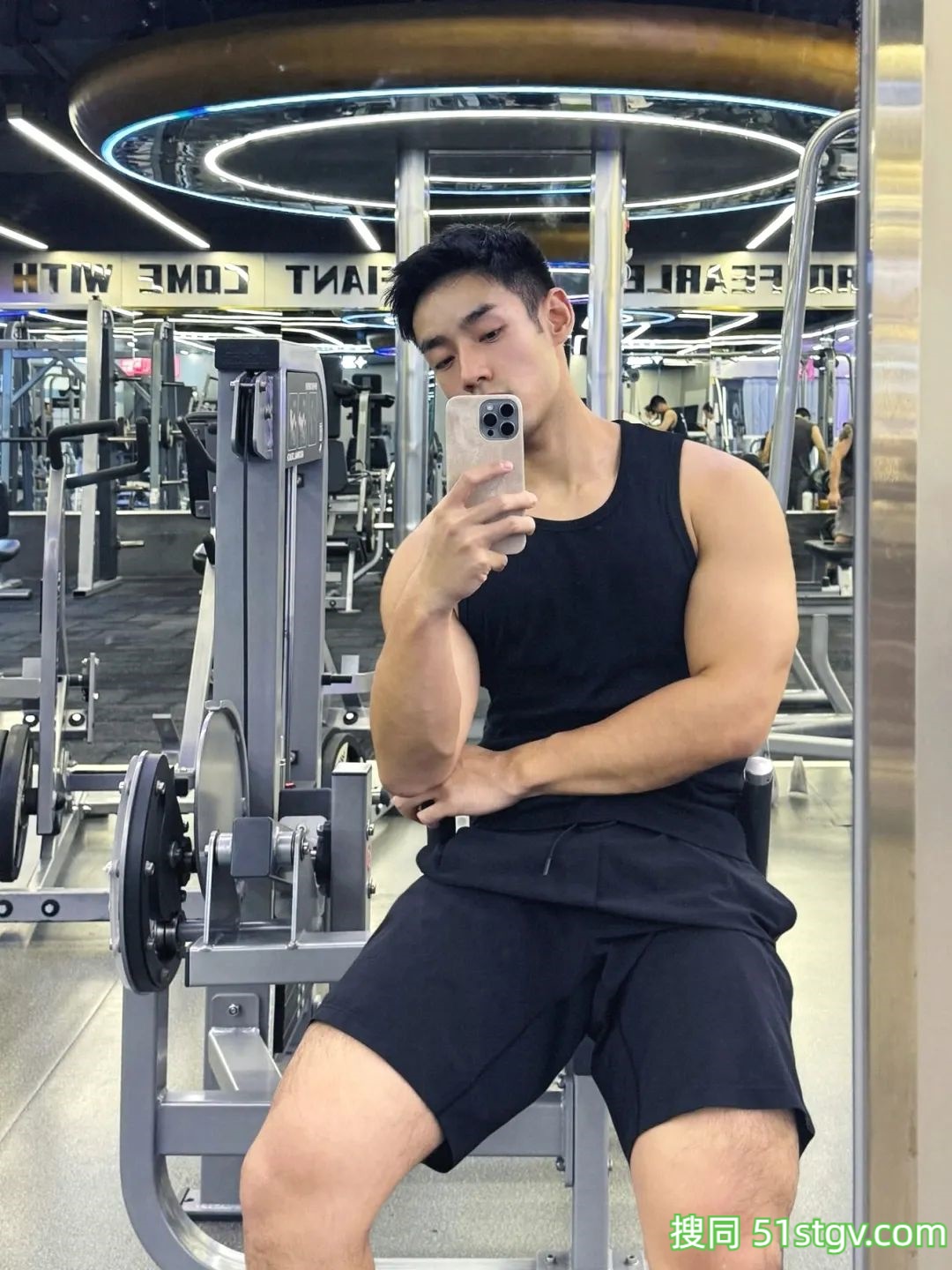 健身房更衣室里的帅哥 - 51虹马