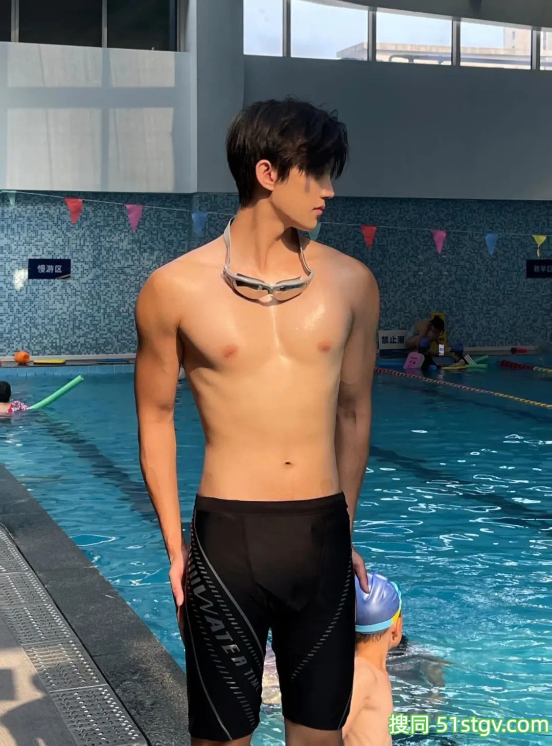 游泳池边，长腿小哥哥 - 51虹马