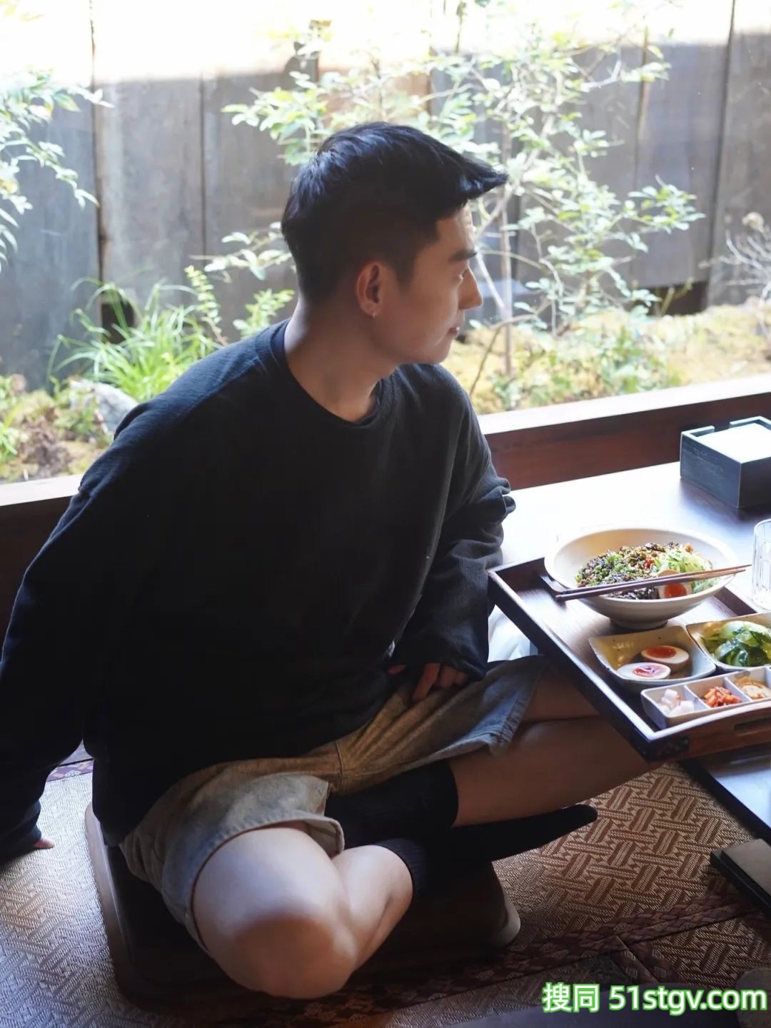 谁家哥哥这么好看 - 51虹马