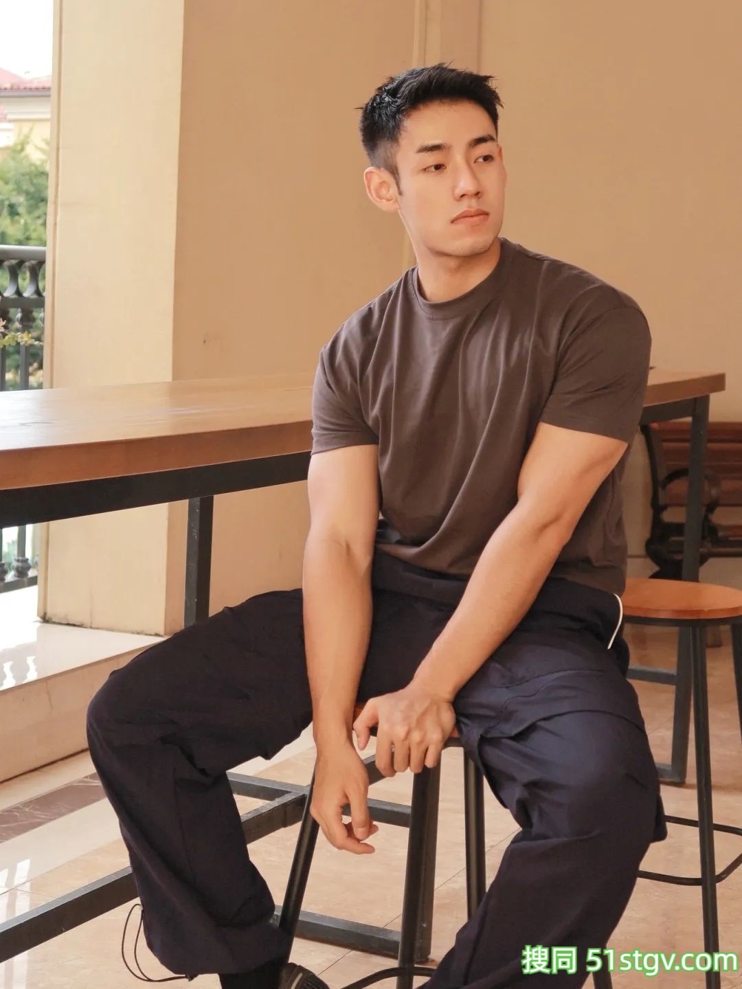 健身房更衣室里的帅哥-51虹马