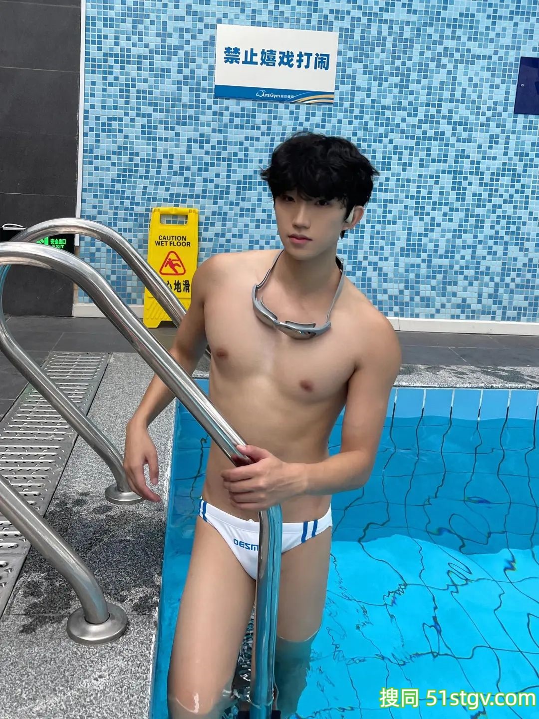 游泳池边，长腿小哥哥 - 51虹马