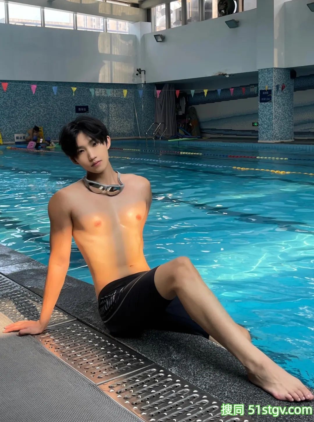游泳池边，长腿小哥哥 - 51虹马