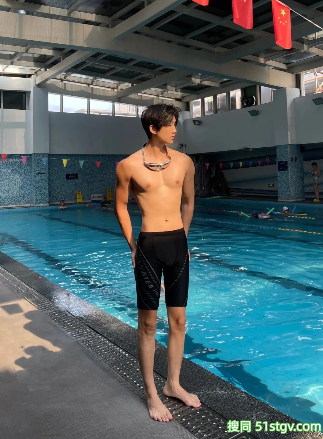 游泳池边，长腿小哥哥 - 51虹马