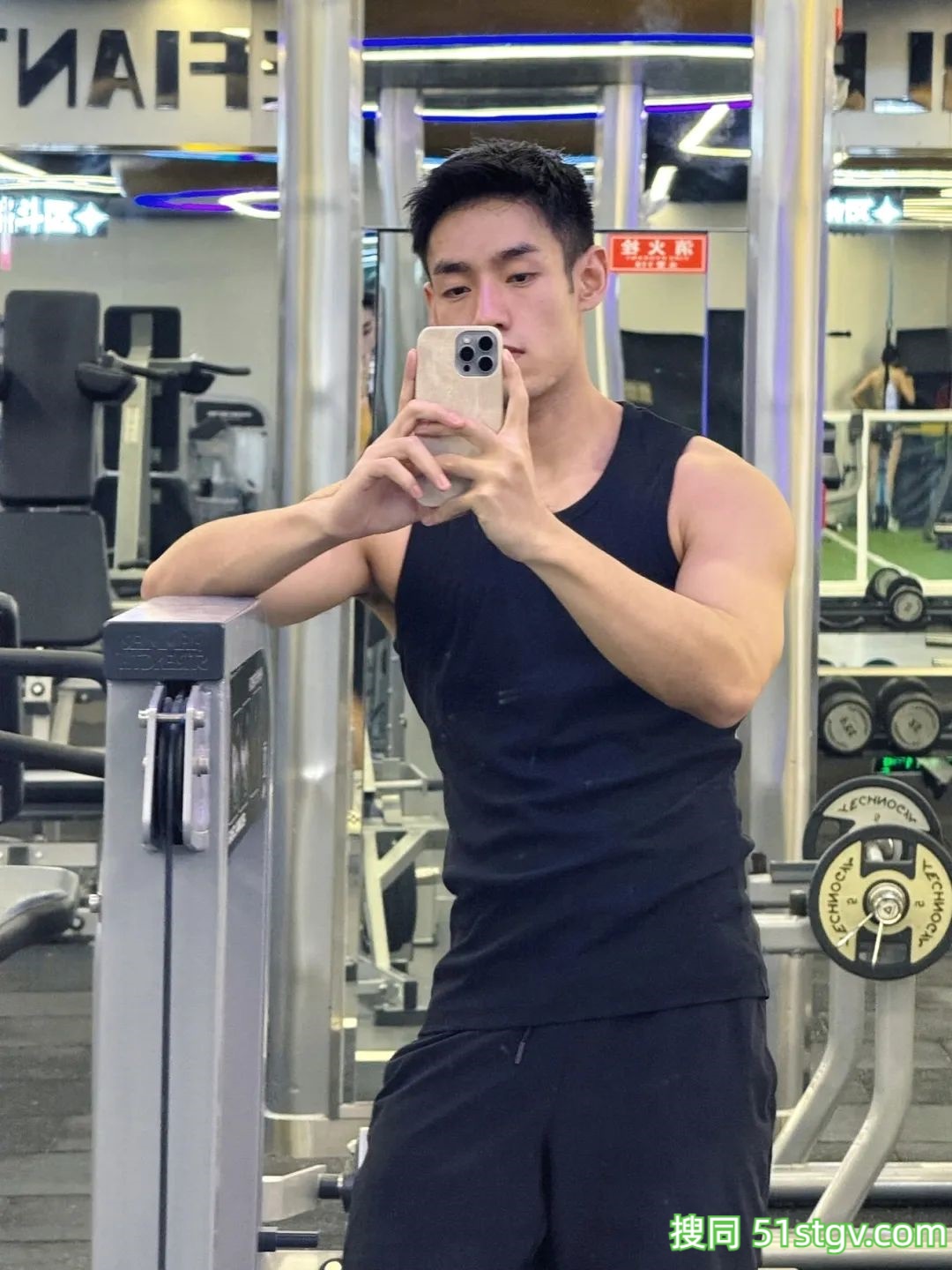 健身房更衣室里的帅哥 - 51虹马