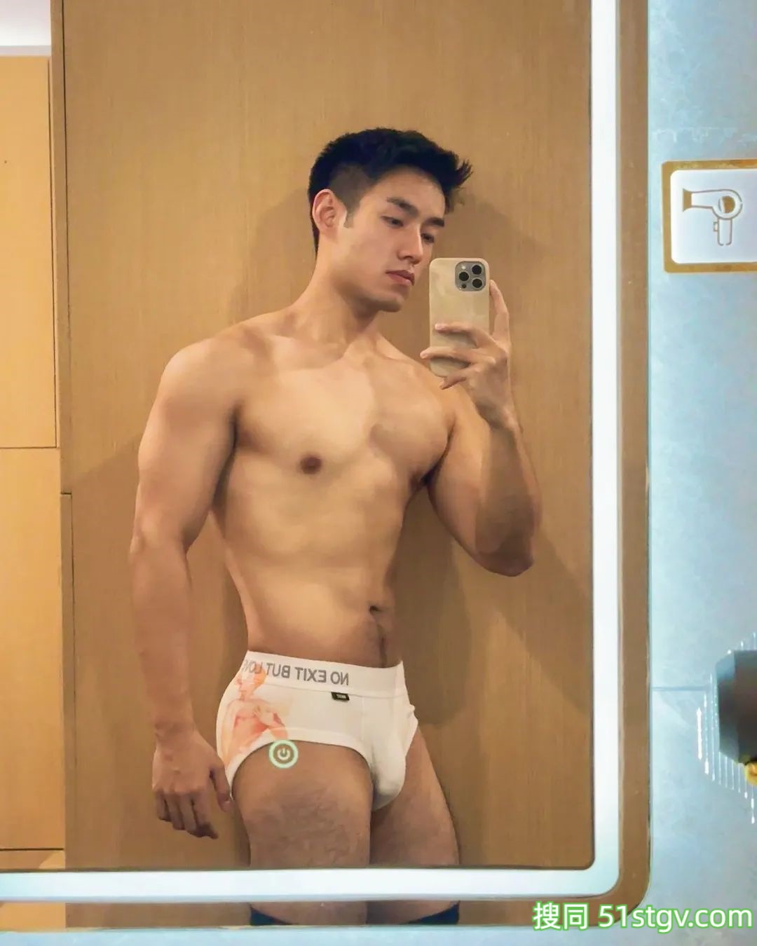 健身房更衣室里的帅哥 - 51虹马