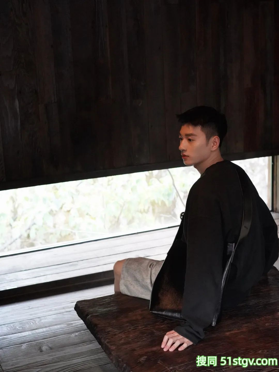 谁家哥哥这么好看-51虹马