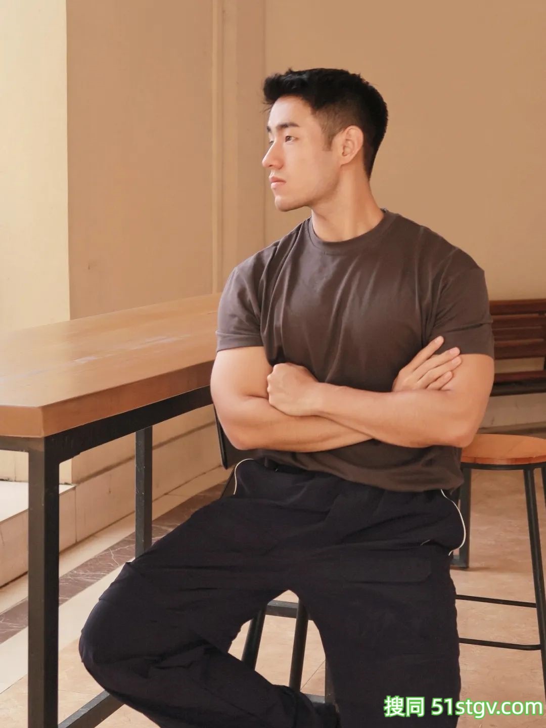 健身房更衣室里的帅哥 - 51虹马