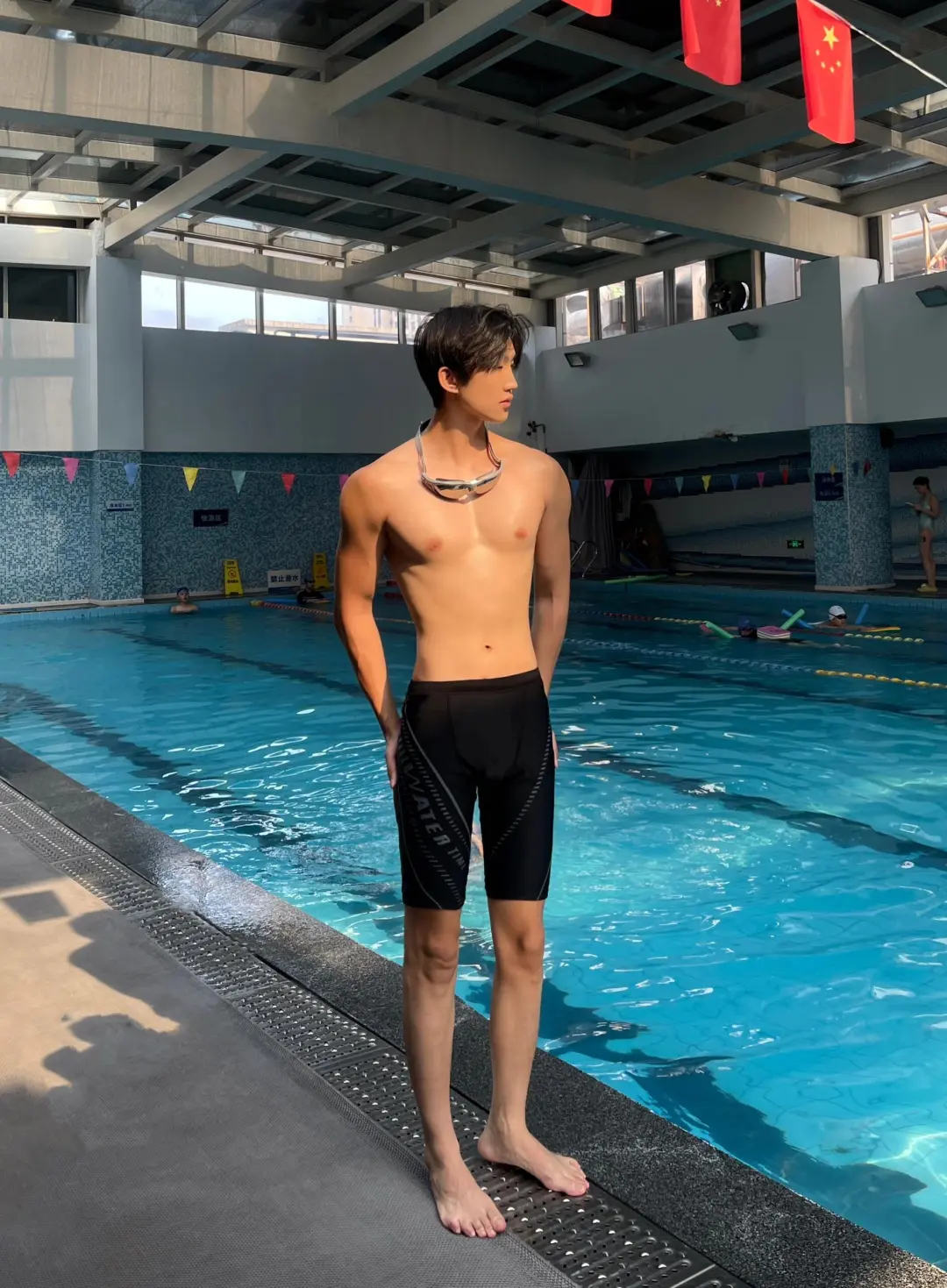 游泳池边，长腿小哥哥 - 51虹马