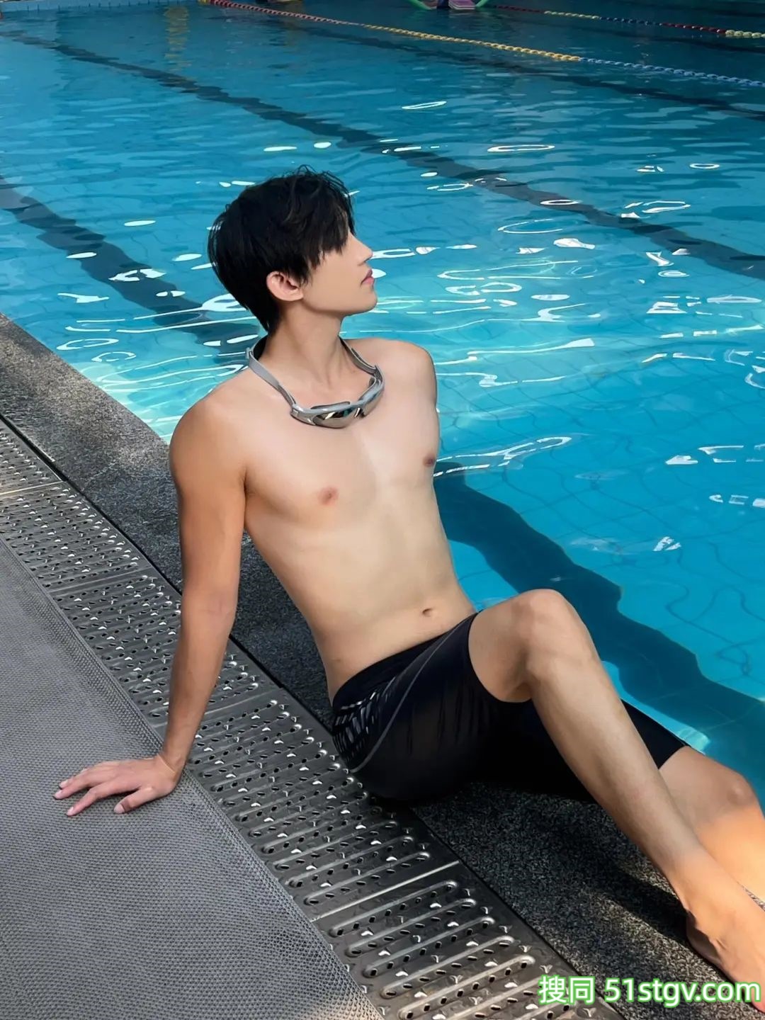 游泳池边，长腿小哥哥 - 51虹马