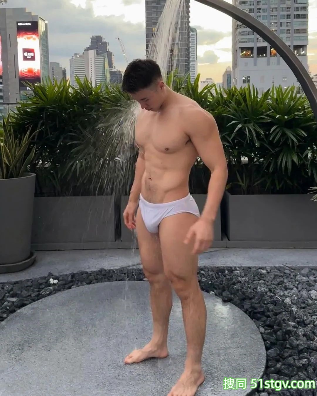 高大壮硕的男人，极品身材 - 51虹马