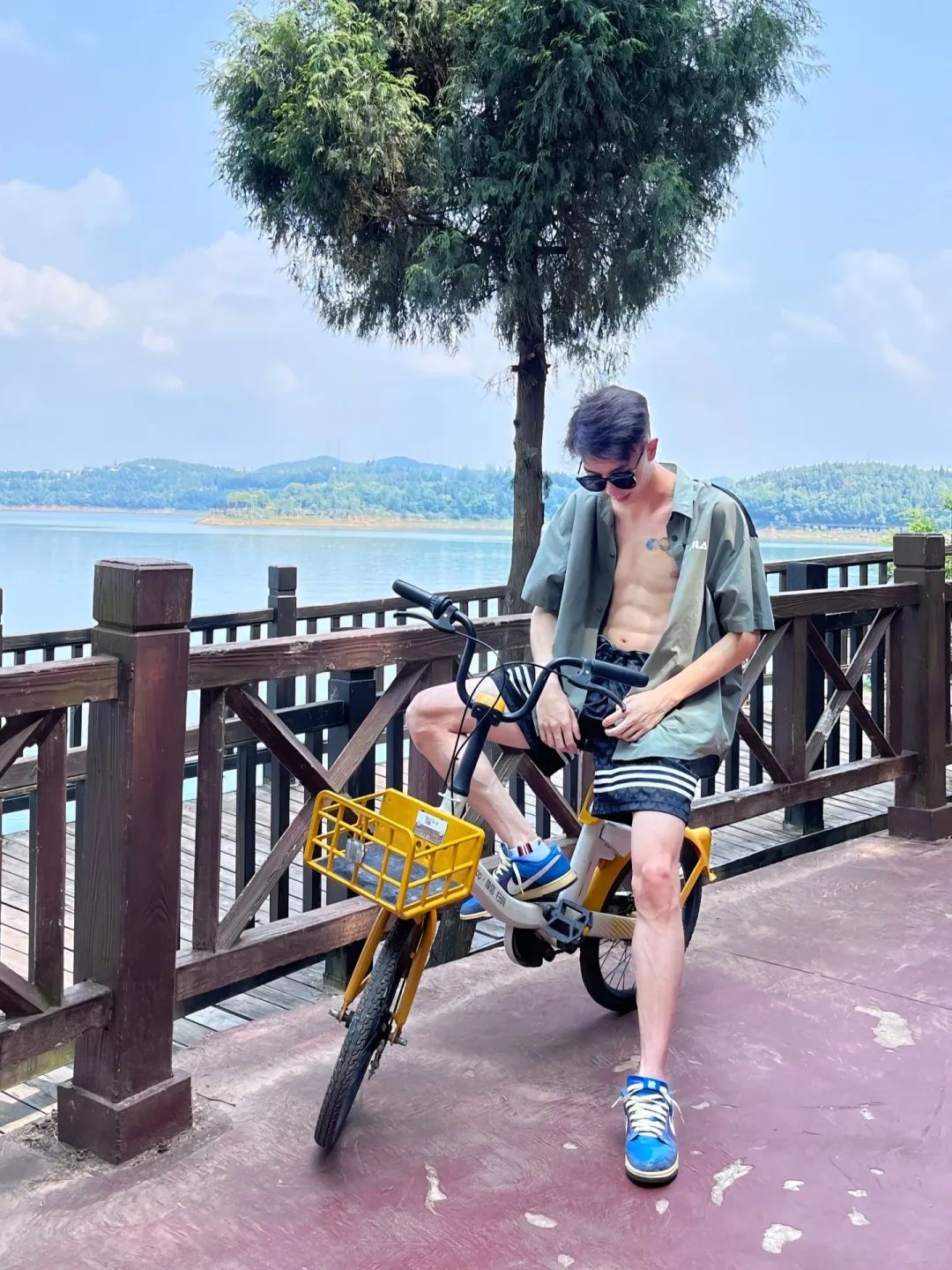 瘦瘦的腹肌帅哥，俊洋洋 - 51虹马