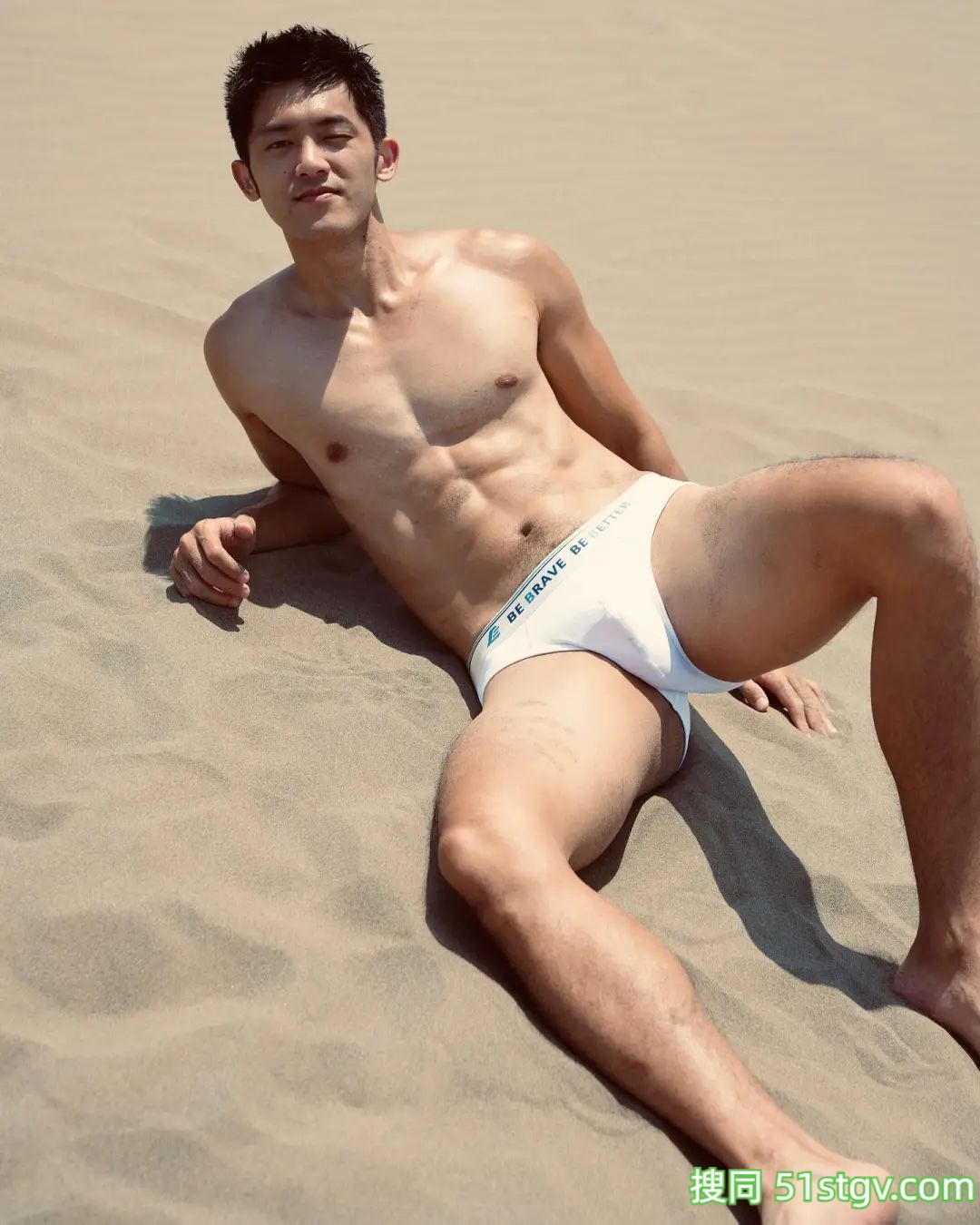 Adam骑着心爱的小摩托 - 51虹马