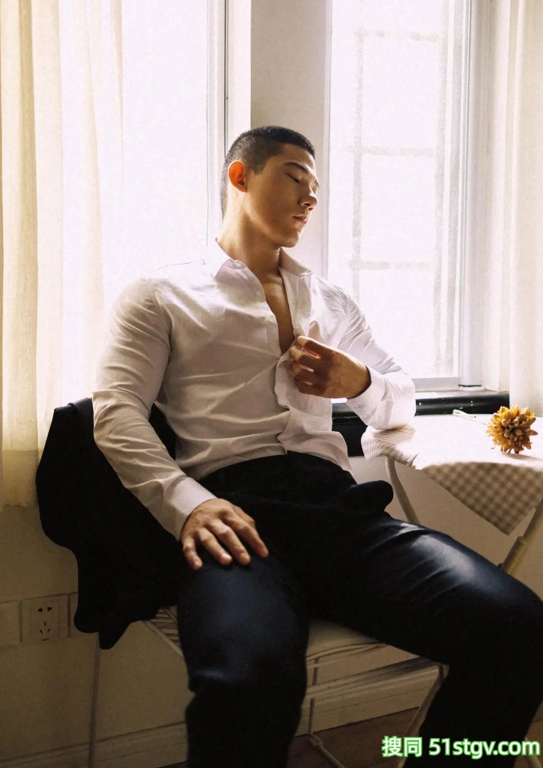 一鸣哥哥，在游池边 - 51虹马