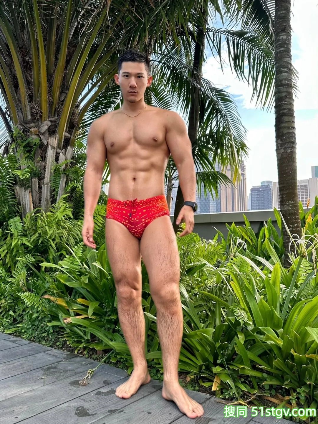 一鸣哥哥，在游池边 - 51虹马