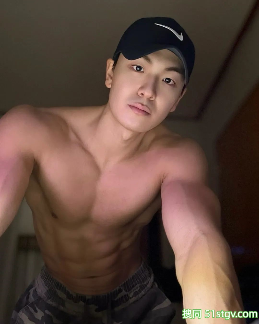 皮肤黝黑壮实的哥哥 - 51虹马