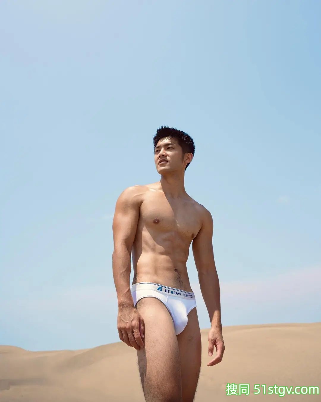 Adam骑着心爱的小摩托 - 51虹马