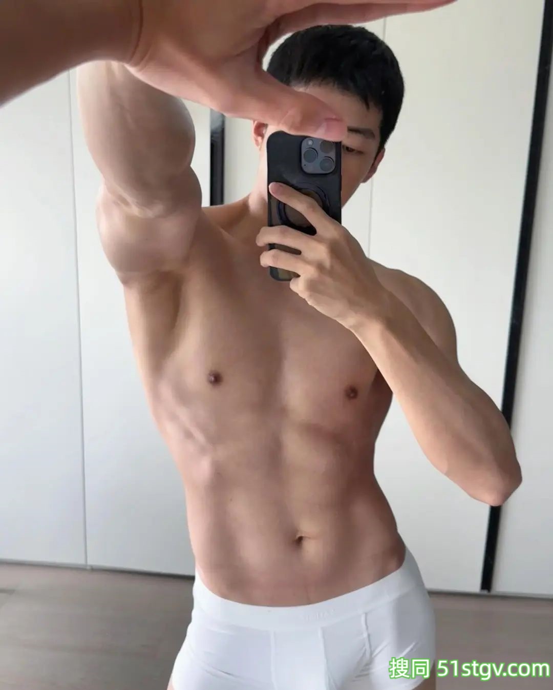 帅哥那迷人的眼神，让人陷入爱河 - 51虹马