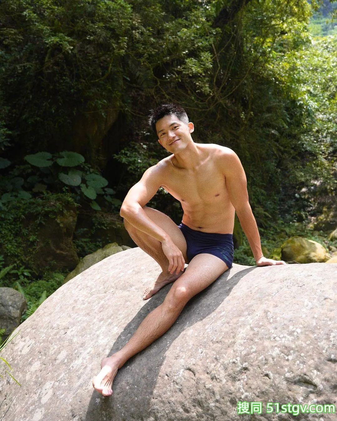 Adam骑着心爱的小摩托 - 51虹马