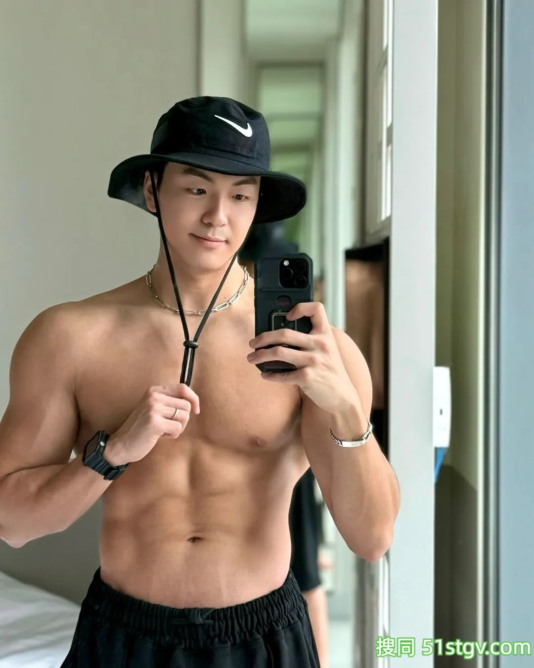 皮肤黝黑壮实的哥哥 - 51虹马