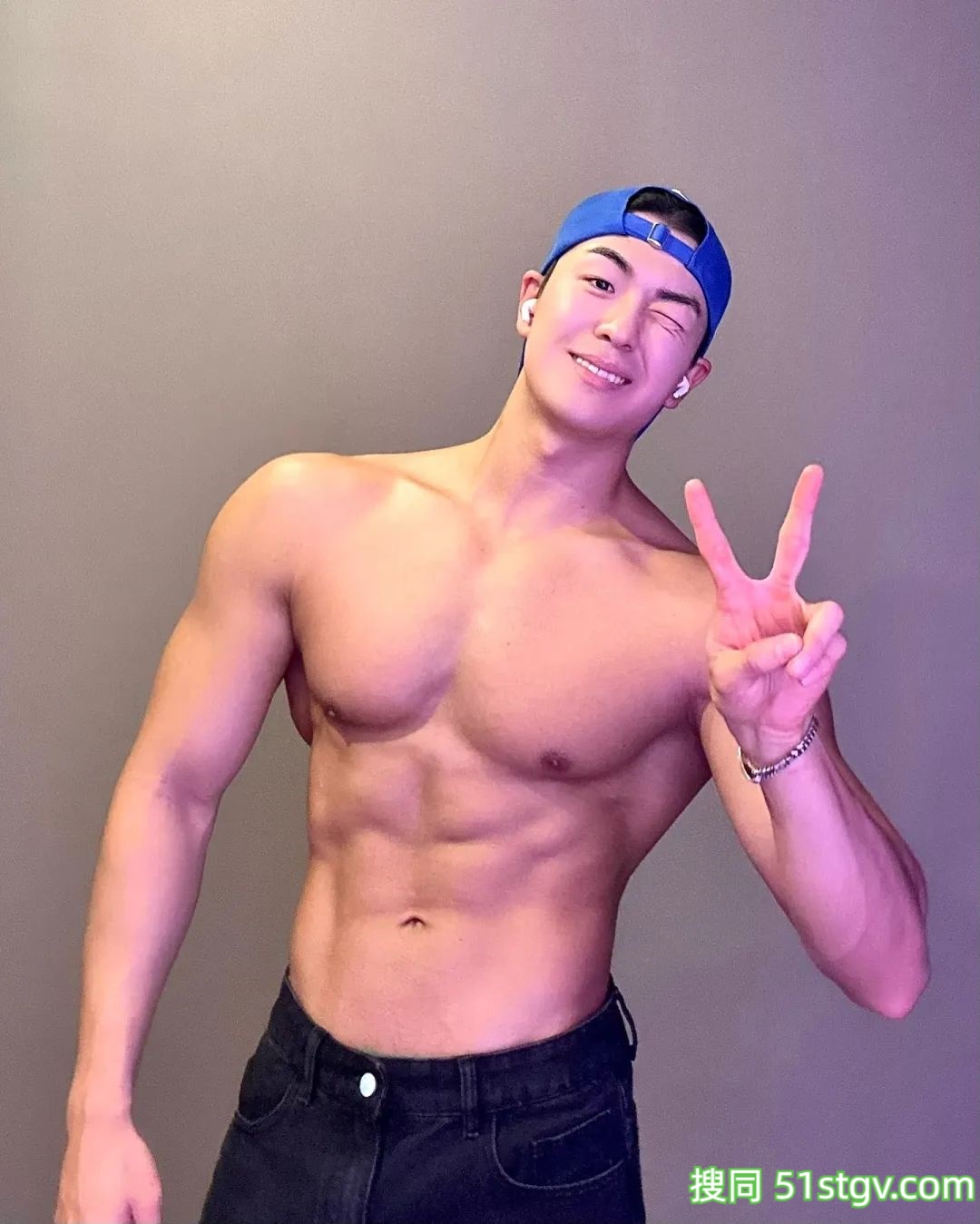 皮肤黝黑壮实的哥哥 - 51虹马