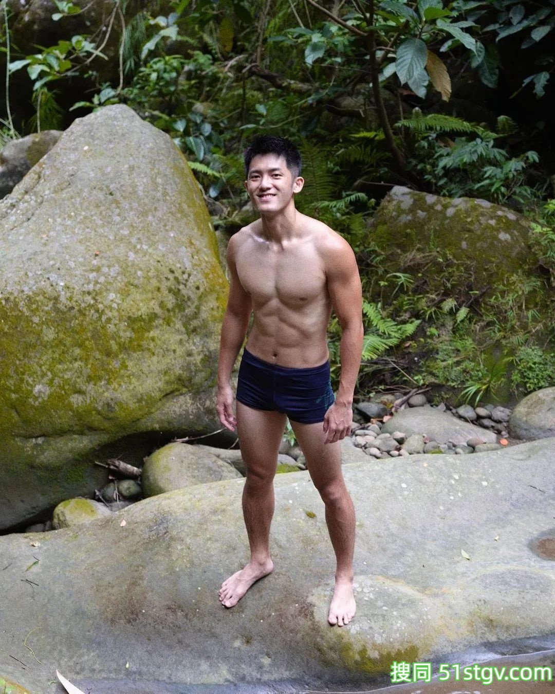 Adam骑着心爱的小摩托 - 51虹马