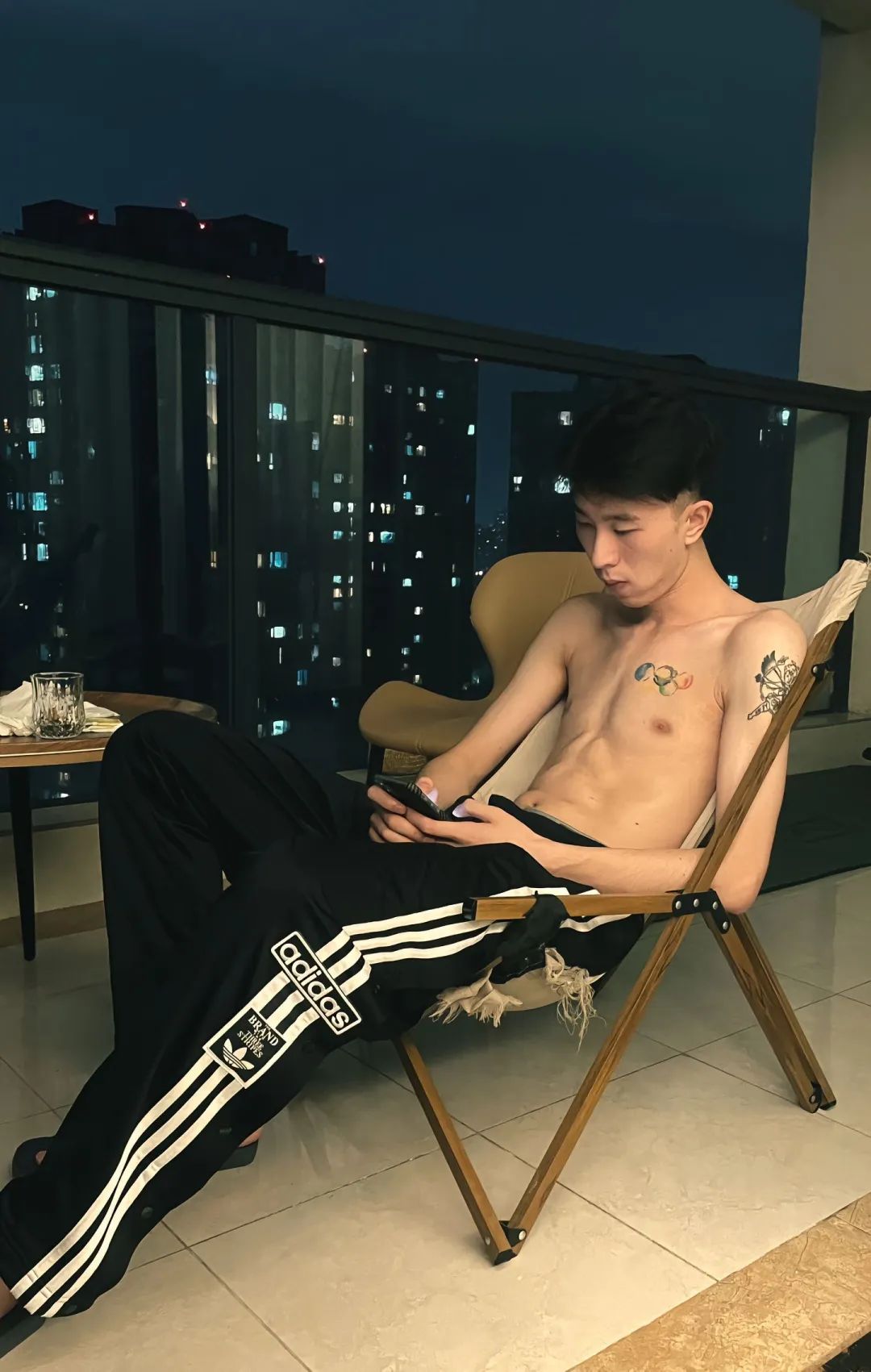 瘦瘦的腹肌帅哥，俊洋洋 - 51虹马