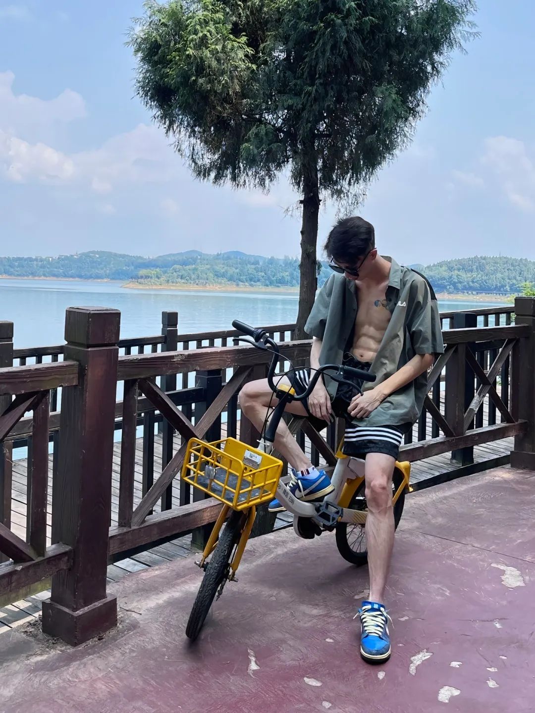 瘦瘦的腹肌帅哥，俊洋洋 - 51虹马