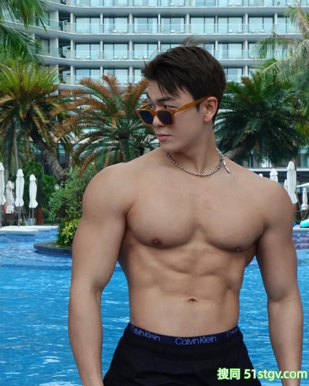 皮肤黝黑壮实的哥哥 - 51虹马