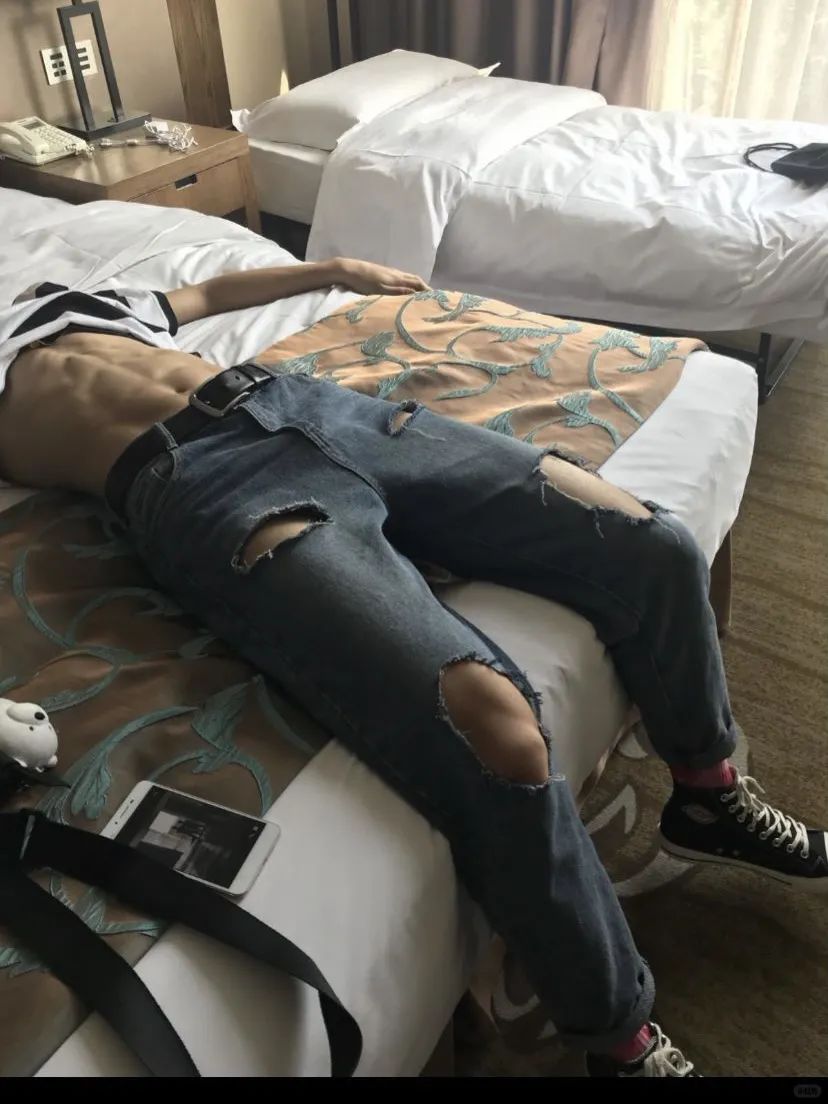 瘦瘦的腹肌帅哥，俊洋洋 - 51虹马